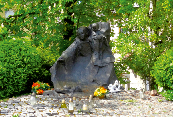 POMNIK MARYI – MATKI ŻYCIA w RADOMIU
